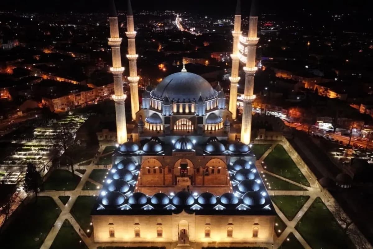 Edirne Selimiye Camii manzarası ve modern otel görünümü